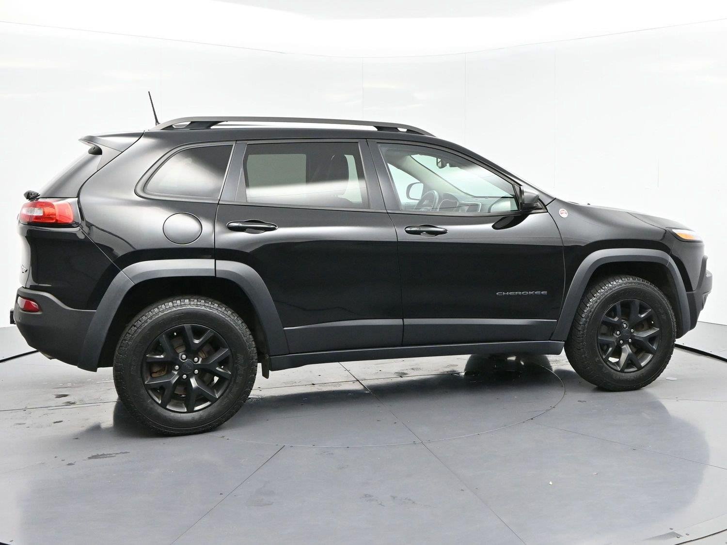Used 2018 Diamond Black Crystal Pearlcoat Jeep Trailhawk image 8
