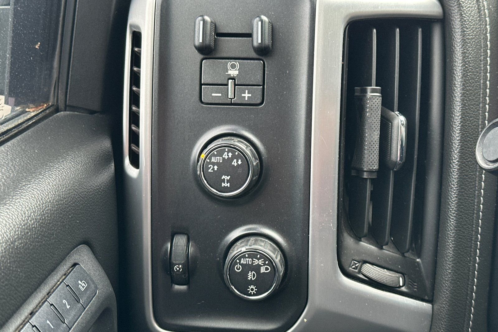 Used 2016 Silver GMC SLT image 30