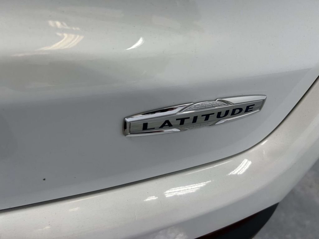 Used 2024 White Jeep Latitude image 10
