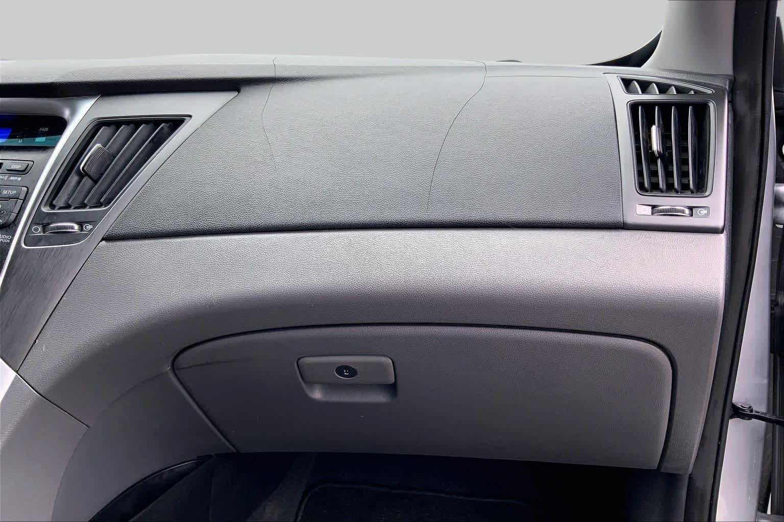 Used 2012 Radiant Silver Hyundai GLS image 18