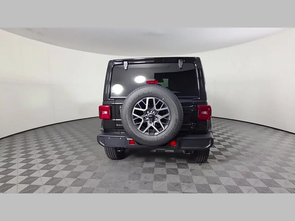 New 2026 Black Clear-Coat Exterior Paint Jeep Sahara image 29
