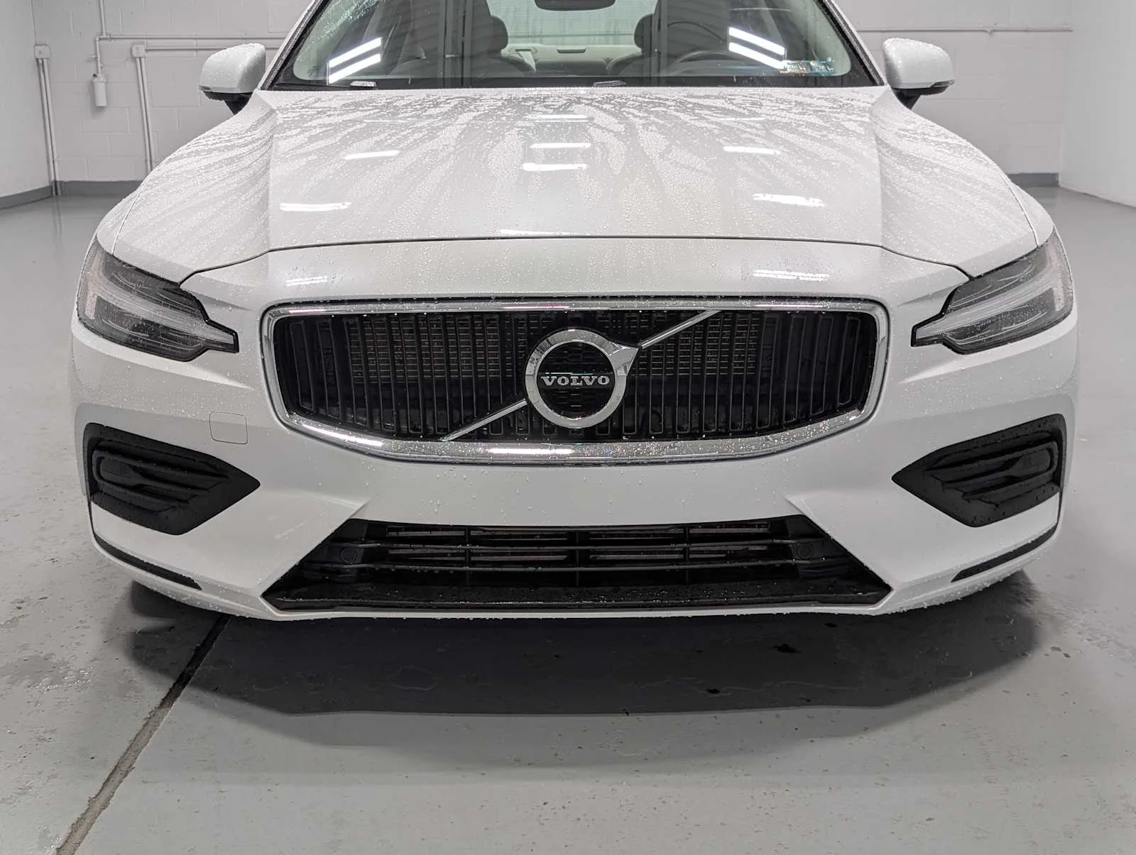 Used 2020  Volvo Momentum image 2
