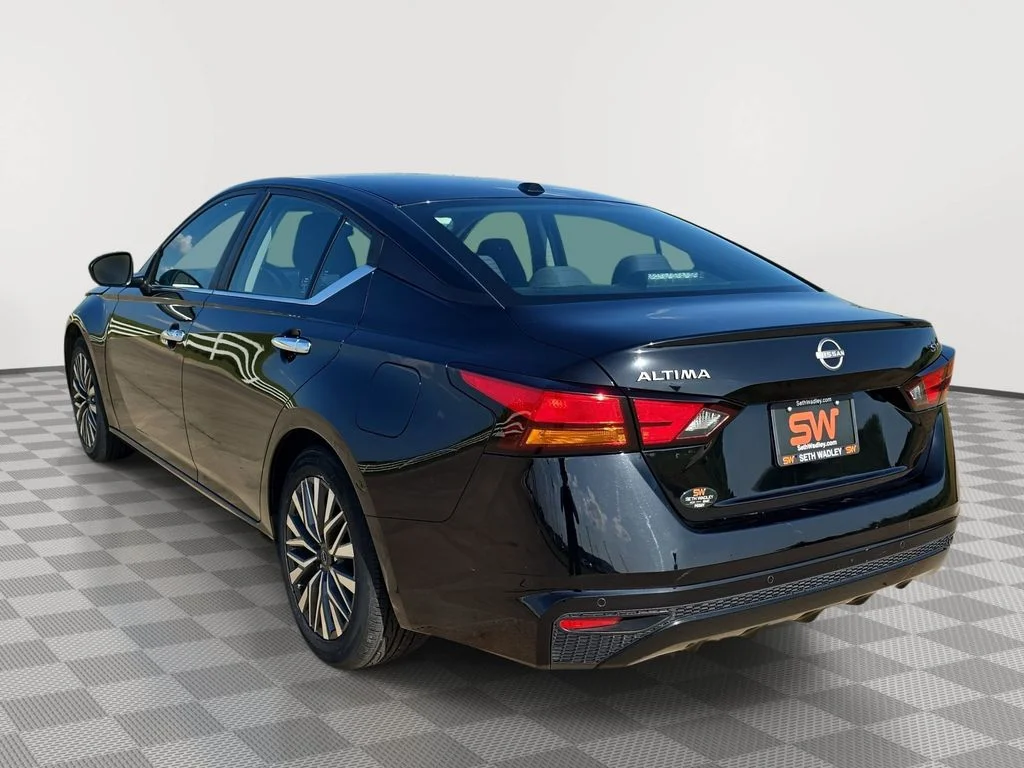 Used 2024  Nissan 2.5 SV image 4