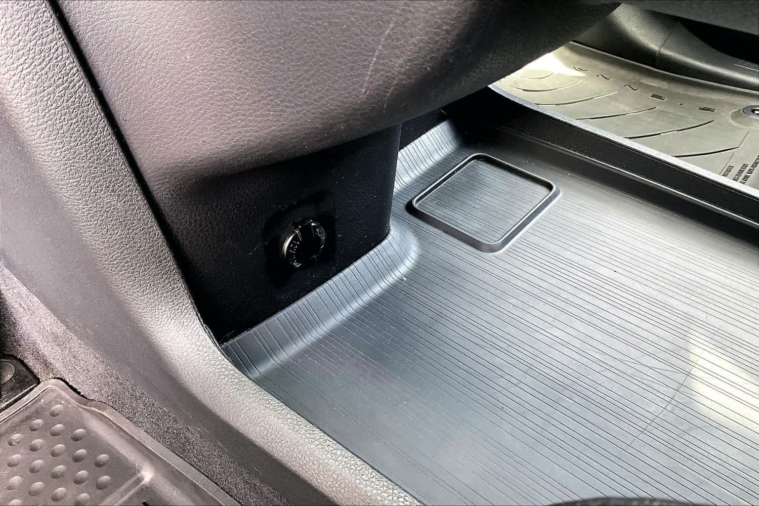 Used 2025 Wind Chill Pearl Toyota Platinum image 30