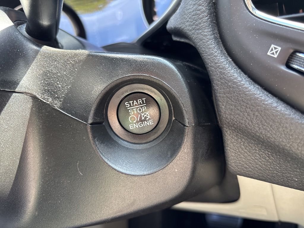 Used 2019 Black Jeep Latitude image 13