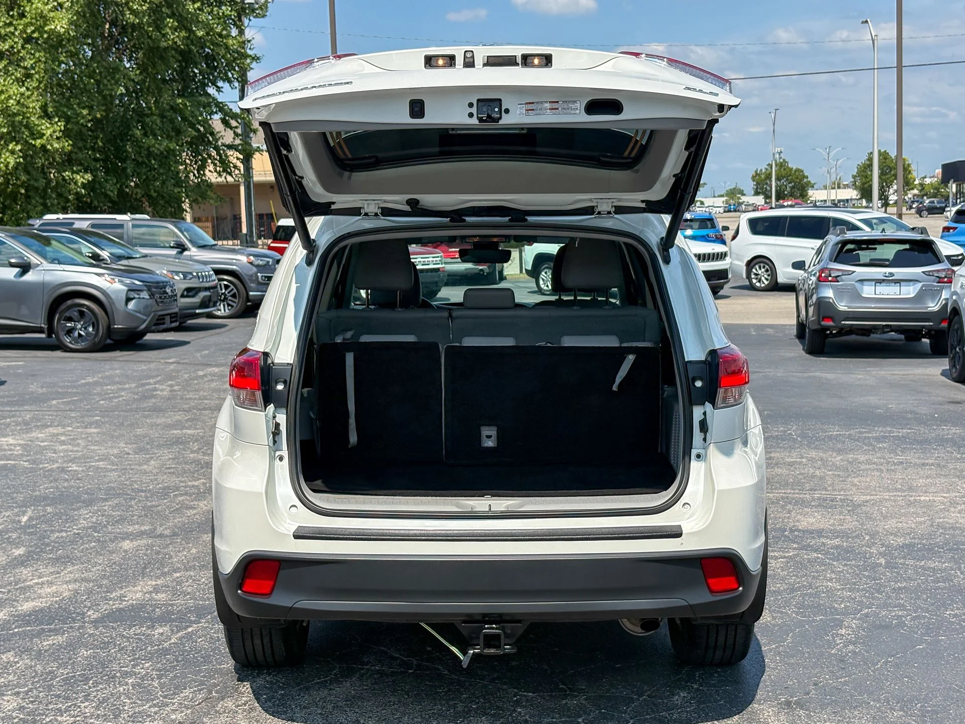 Used 2019 White Toyota XLE image 40