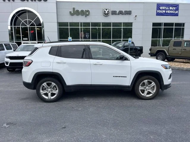 Used 2024 White Jeep Latitude image 2