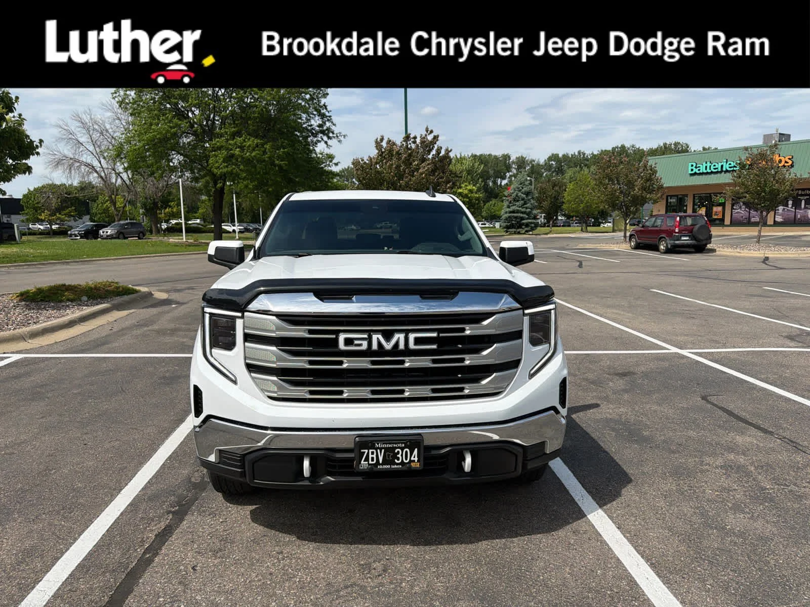 Used 2022 Summit White GMC SLE image 1
