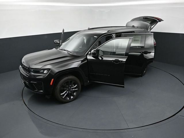New 2026 Diamond Black Crystal Pearl-Coat Exterior Paint Jeep Limited image 26