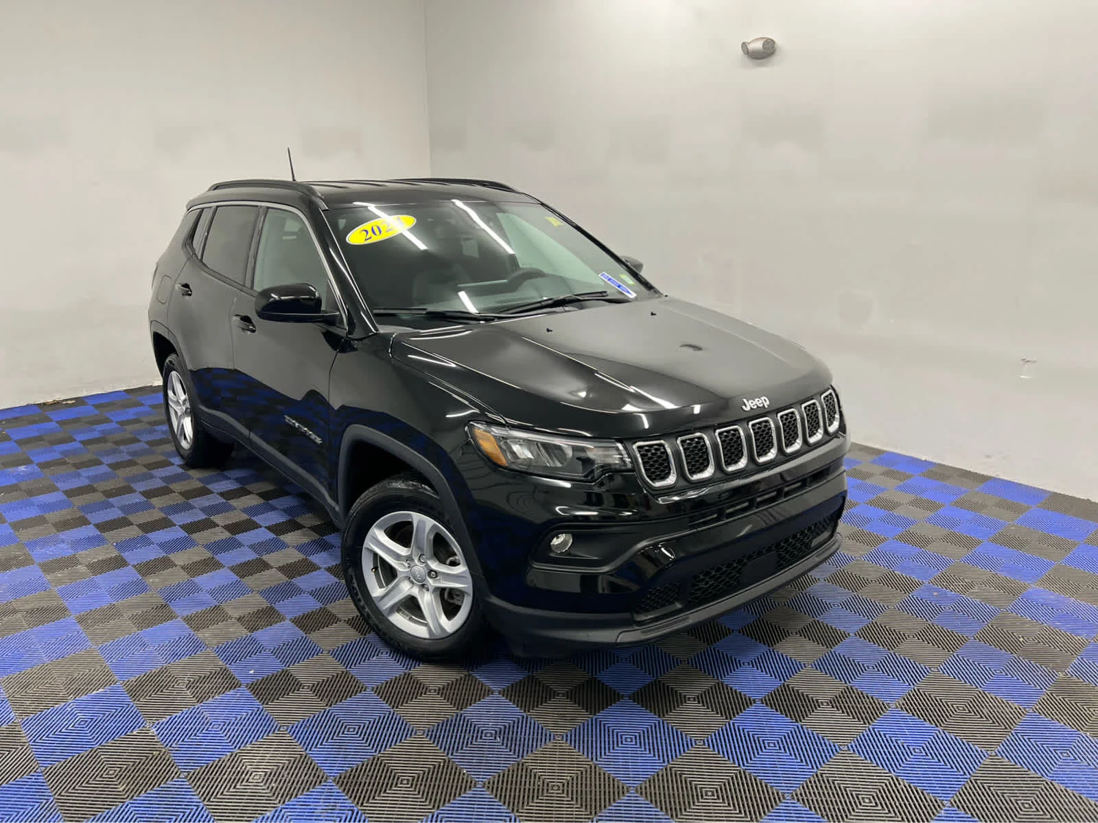 Used 2024 Diamond Black Crystal Pearlcoat Jeep Latitude image 28