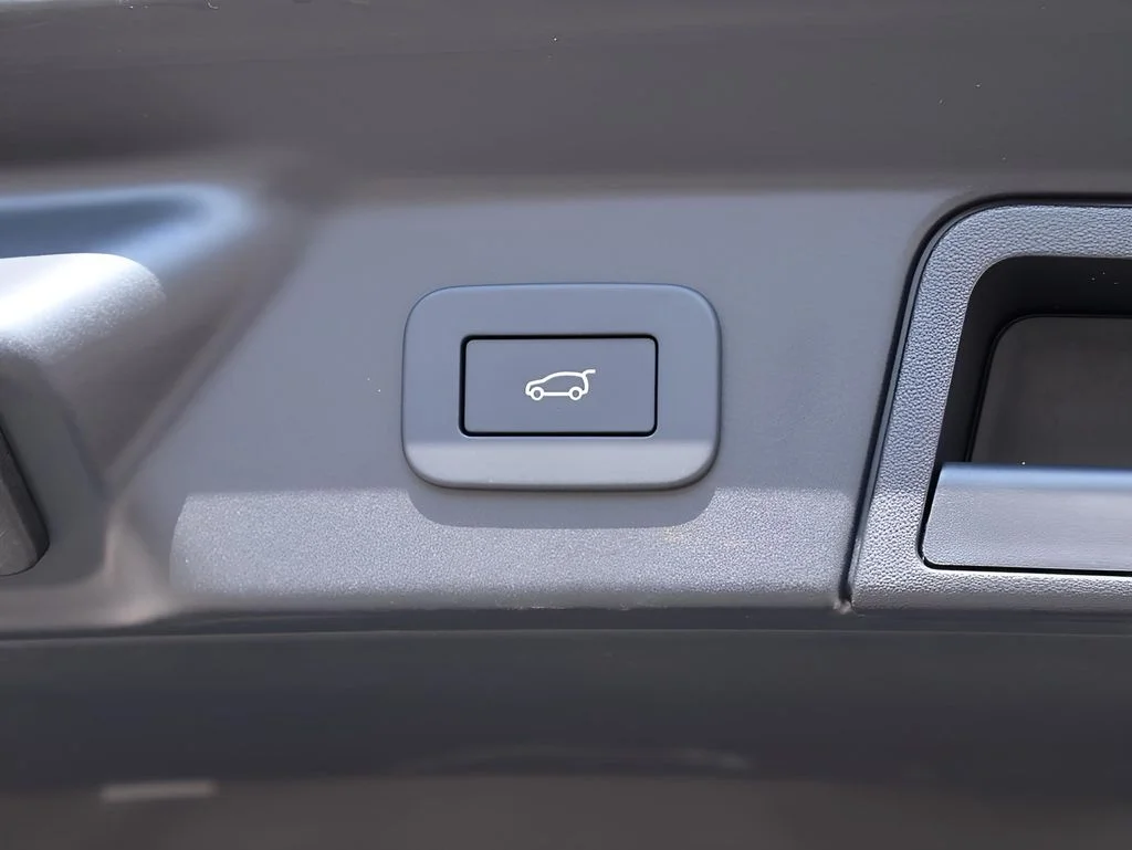 Used 2026 Carpathian Gray Premium Metallic Land Rover Autobiography image 18