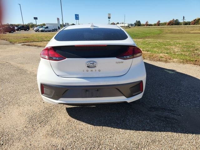 2022 Hyundai Ioniq SE photo 3