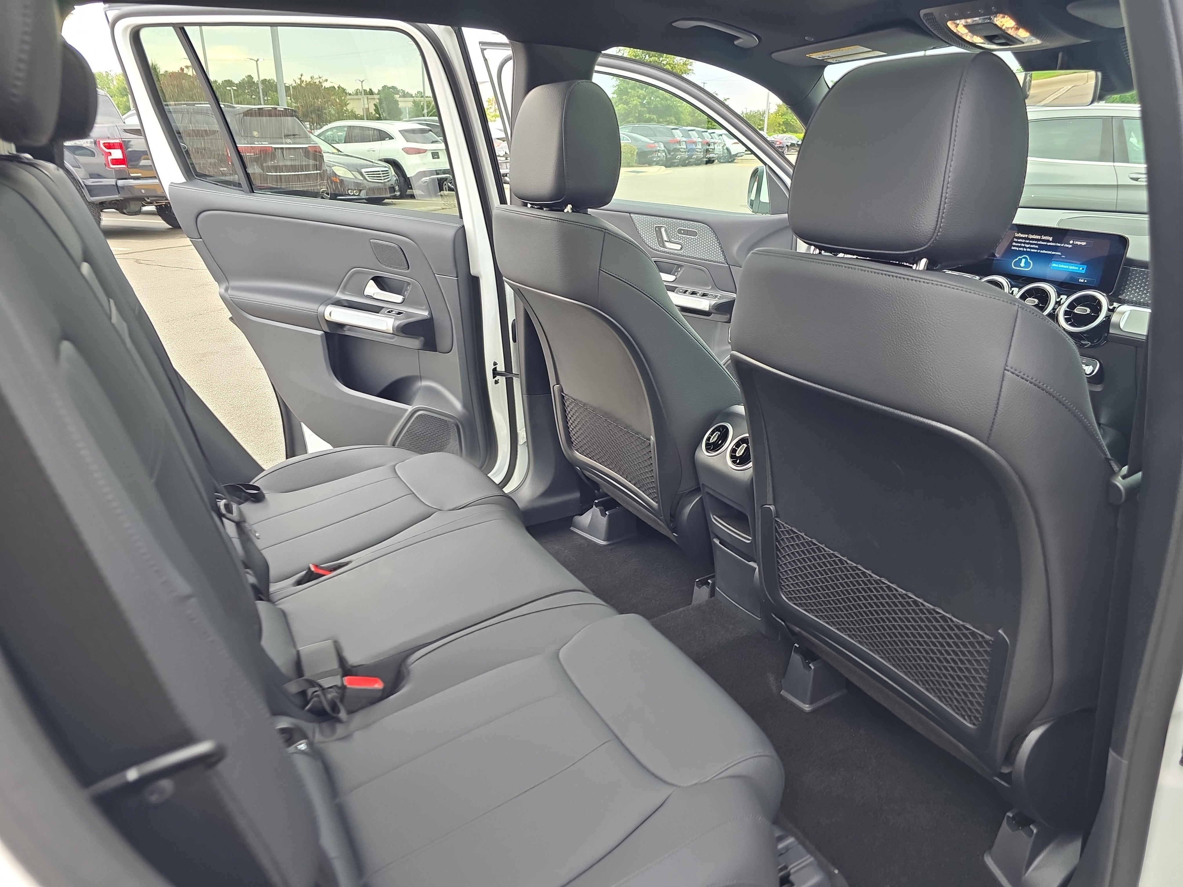 New 2025 Polar White Mercedes-Benz GLB250 image 11