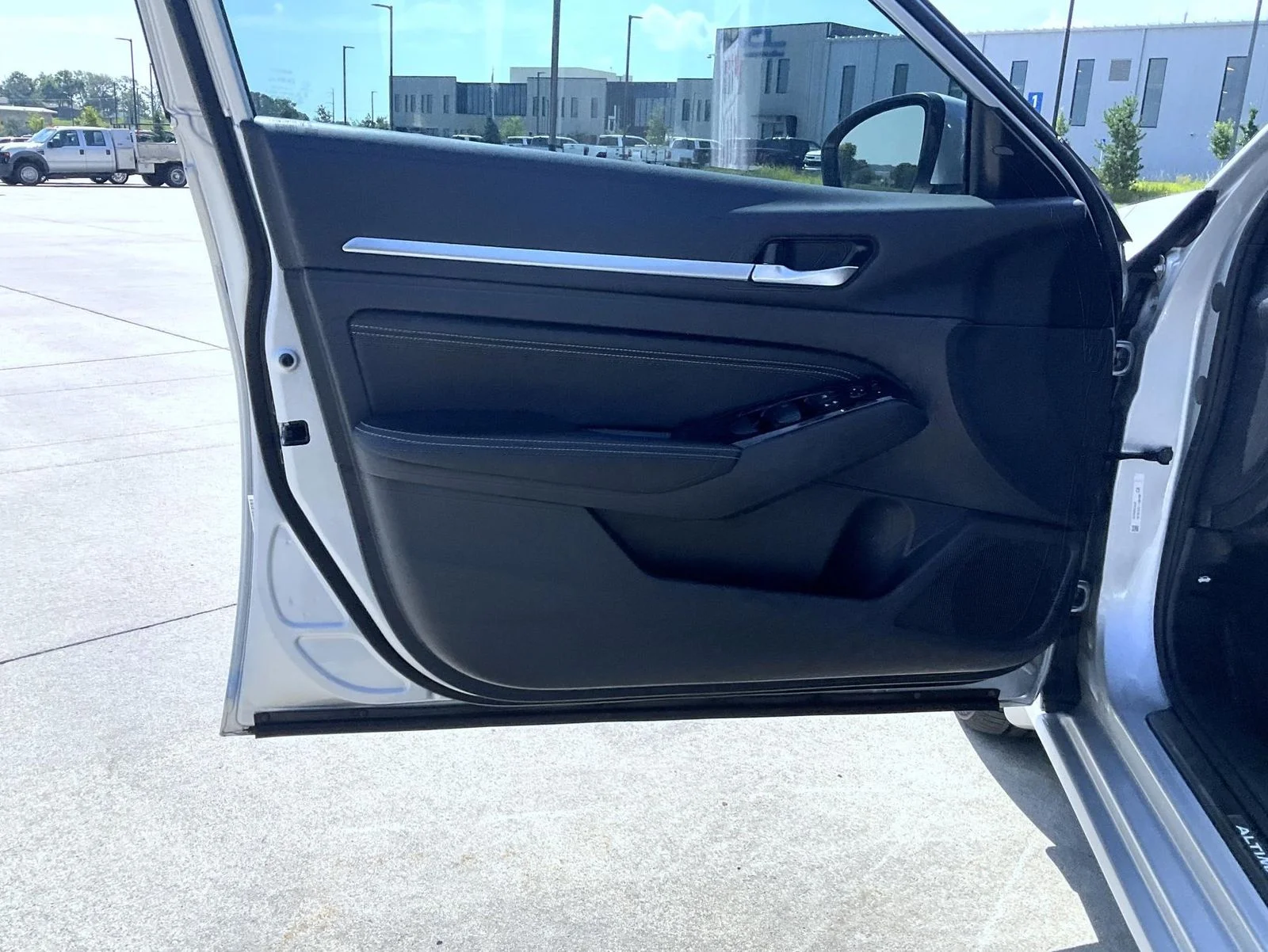Used 2023 Silver Nissan 2.5 SL image 10