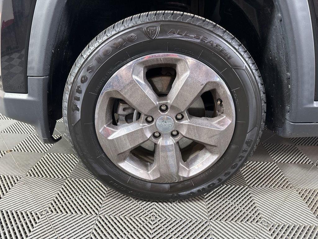 Used 2019  Jeep  image 16