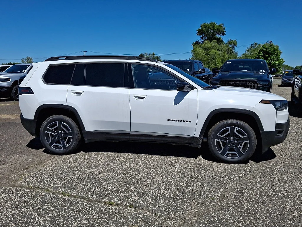 New 2026 Bright White Clear-Coat Exterior Paint Jeep Limited image 9
