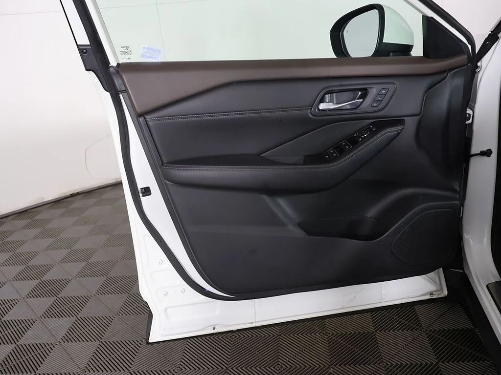 Used 2023 White Nissan SL image 23
