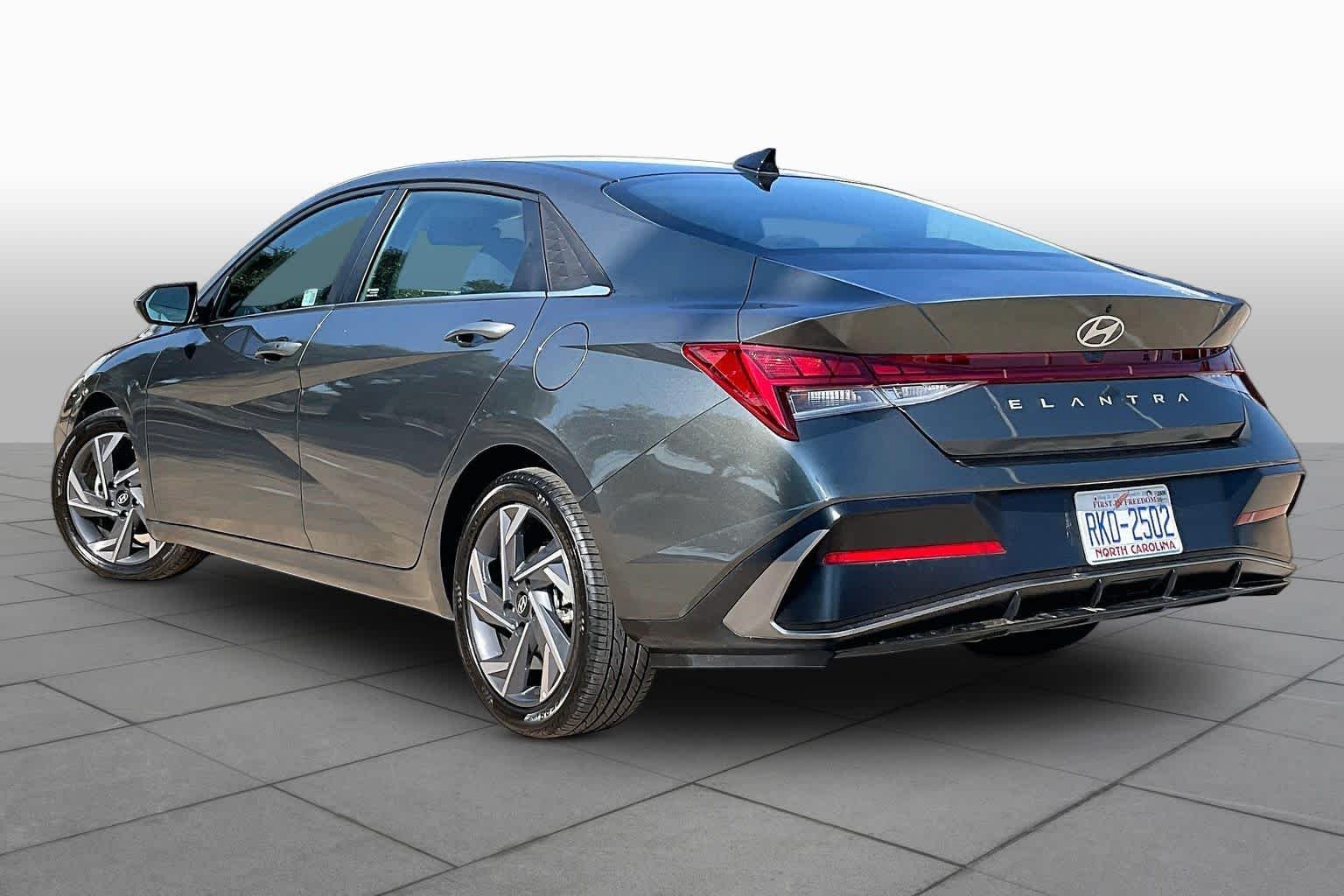 Used 2025 Amazon Gray Hyundai SEL Convenience image 12