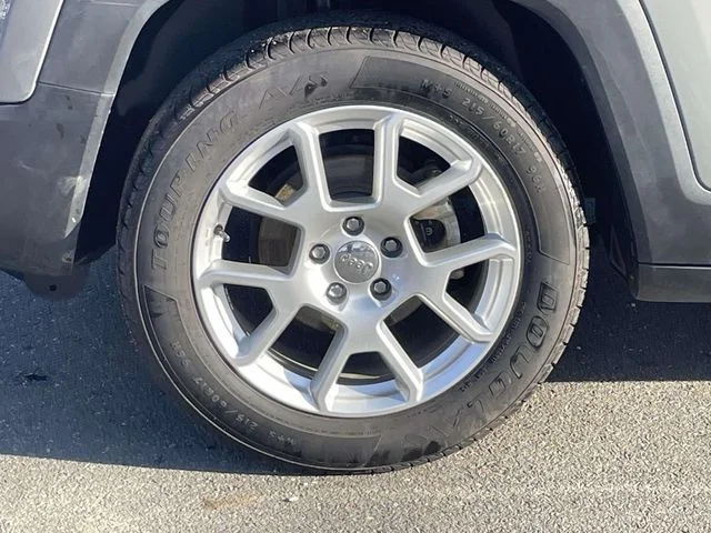 Used 2020 Gray Clearcoat Jeep Latitude image 7