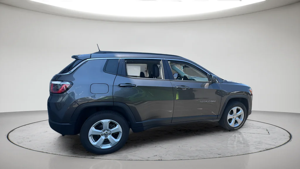 Used 2018 Gray Jeep Latitude image 3