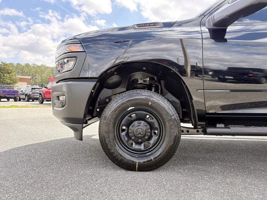 New 2026 Diamond Black Crystal Pearl-Coat Exterior Paint RAM Tradesman image 10