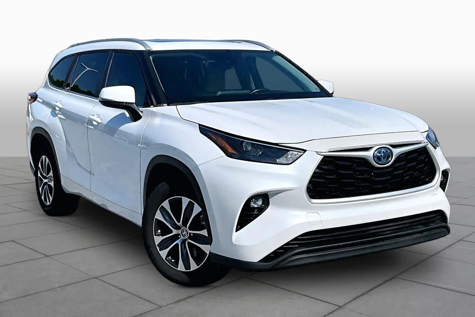 Used 2023 Wind Chill Pearl Toyota Hybrid XLE image 3