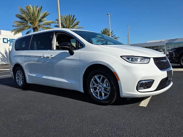 2024 Chrysler Pacifica Touring L's photo
