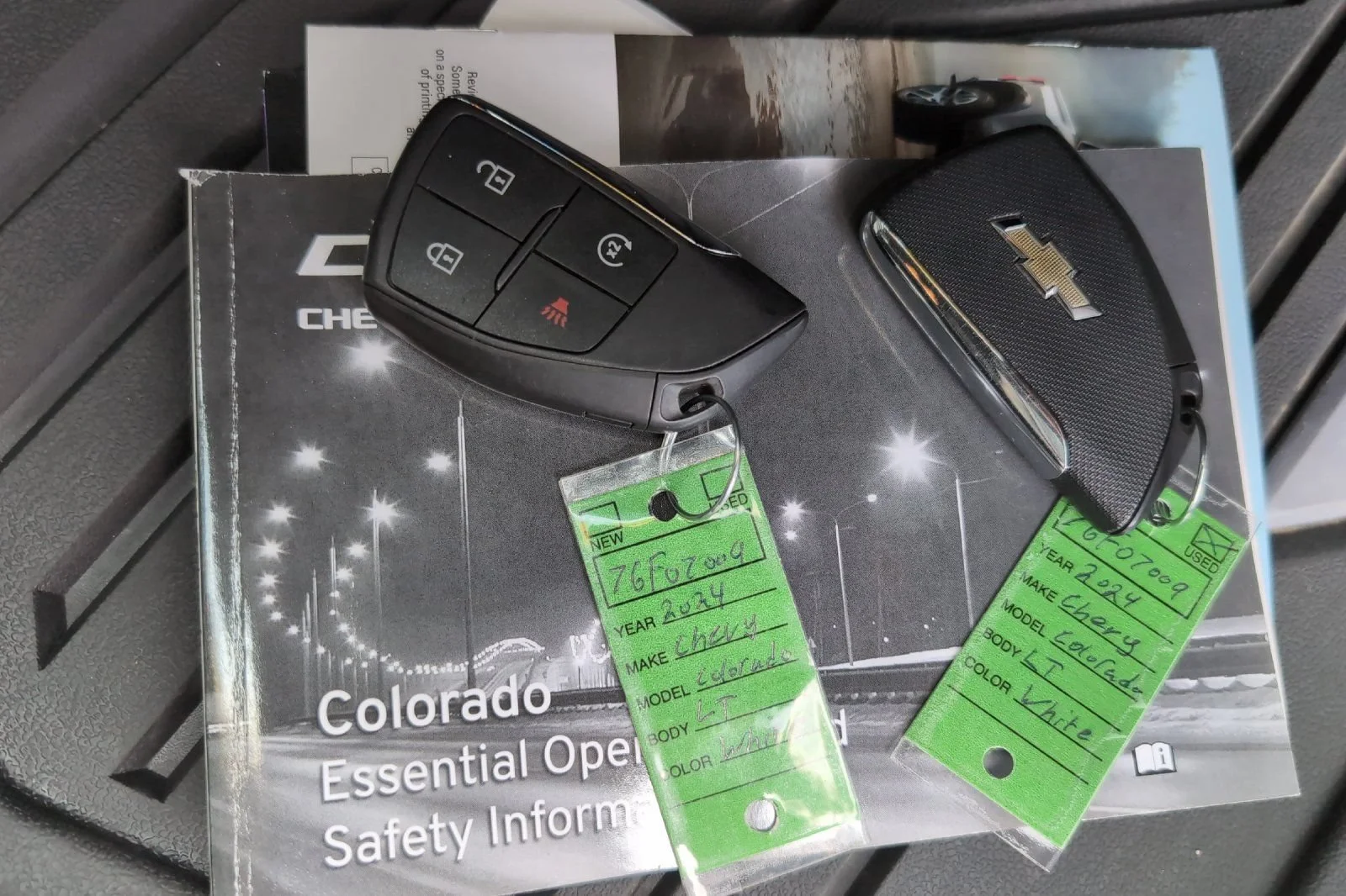 Used 2024 Summit White Chevrolet LT image 9