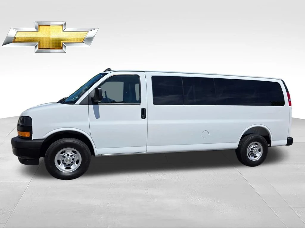 Used 2025 Summit White Chevrolet 1LS image 3