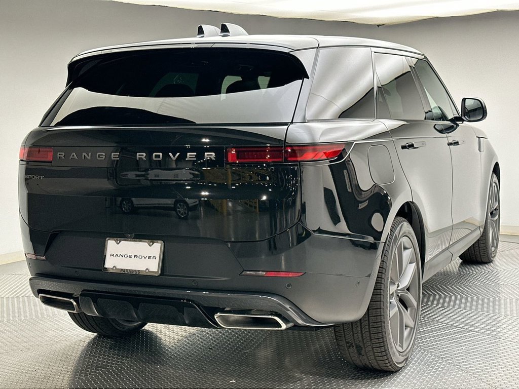 New 2027 Santorini Black Metallic Land Rover SE image 3