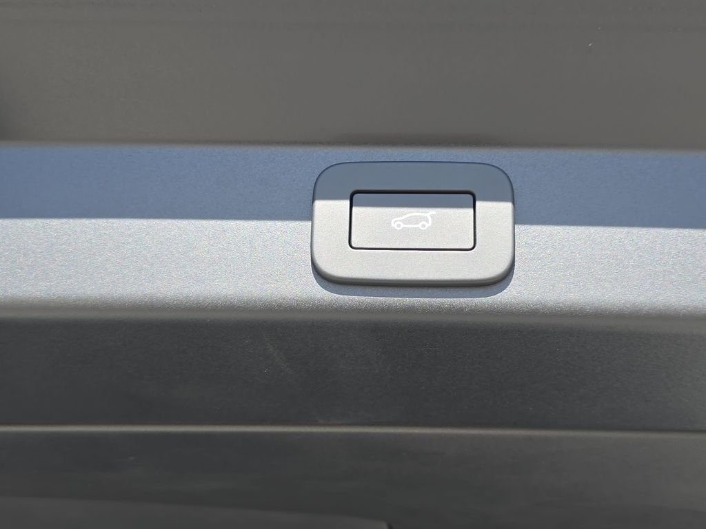 New 2026 Fuji White Land Rover Dynamic SE image 13