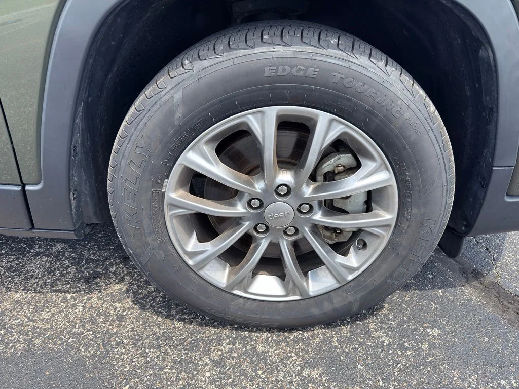 Used 2021 Green Jeep Latitude Lux image 9