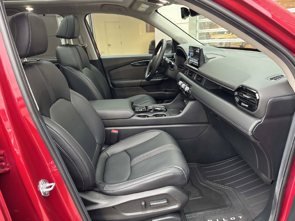 Used 2025 Red Honda Touring image 9