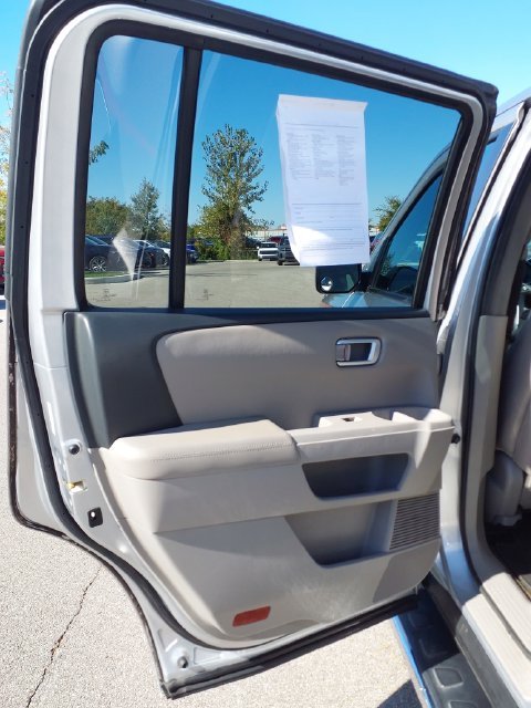 Used 2013 Silver Honda EX-L image 19
