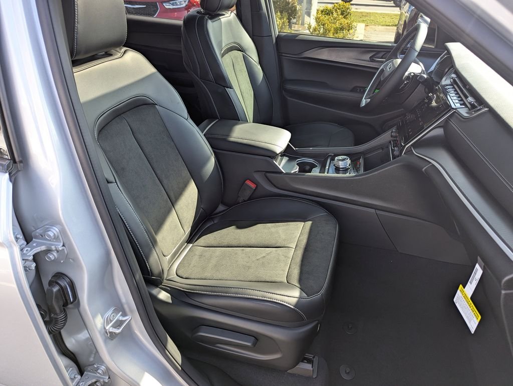 New 2025 Silver Zynith Exterior Paint Jeep Altitude X image 41