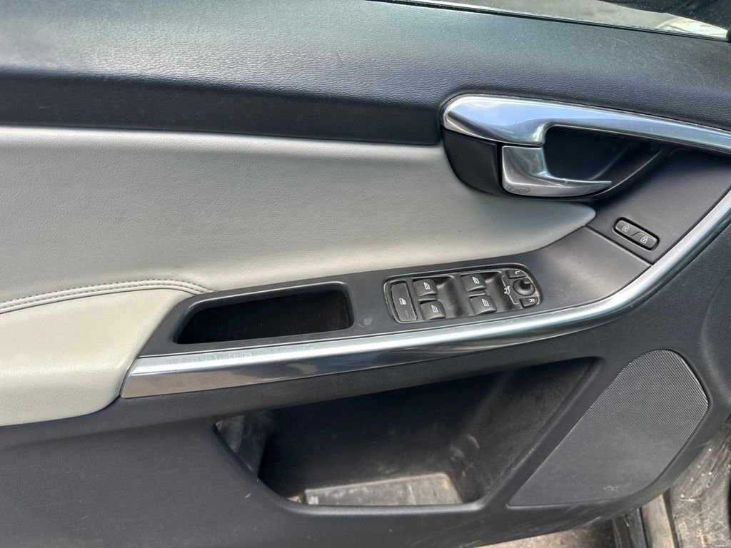 Used 2017 Black Volvo T6 Dynamic image 21