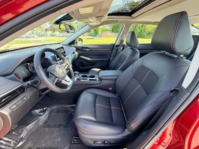 Used 2021 Scarlet Nissan 2.5 SR image 10