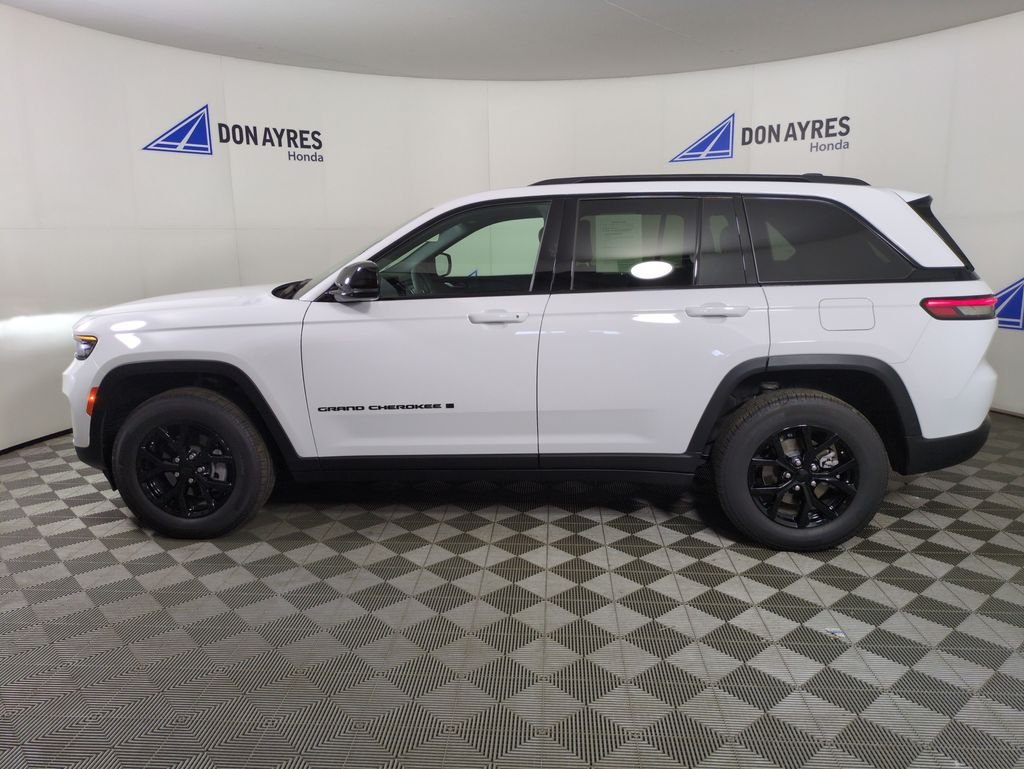 Used 2025  Jeep Altitude X image 2
