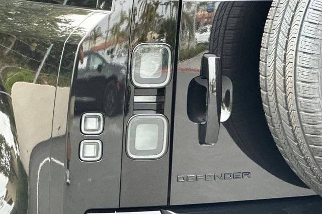 New 2026 Santorini Black Land Rover X-Dynamic SE image 25
