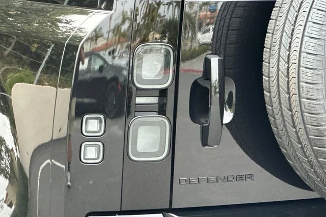 New 2026 Santorini Black Land Rover X-Dynamic SE image 25