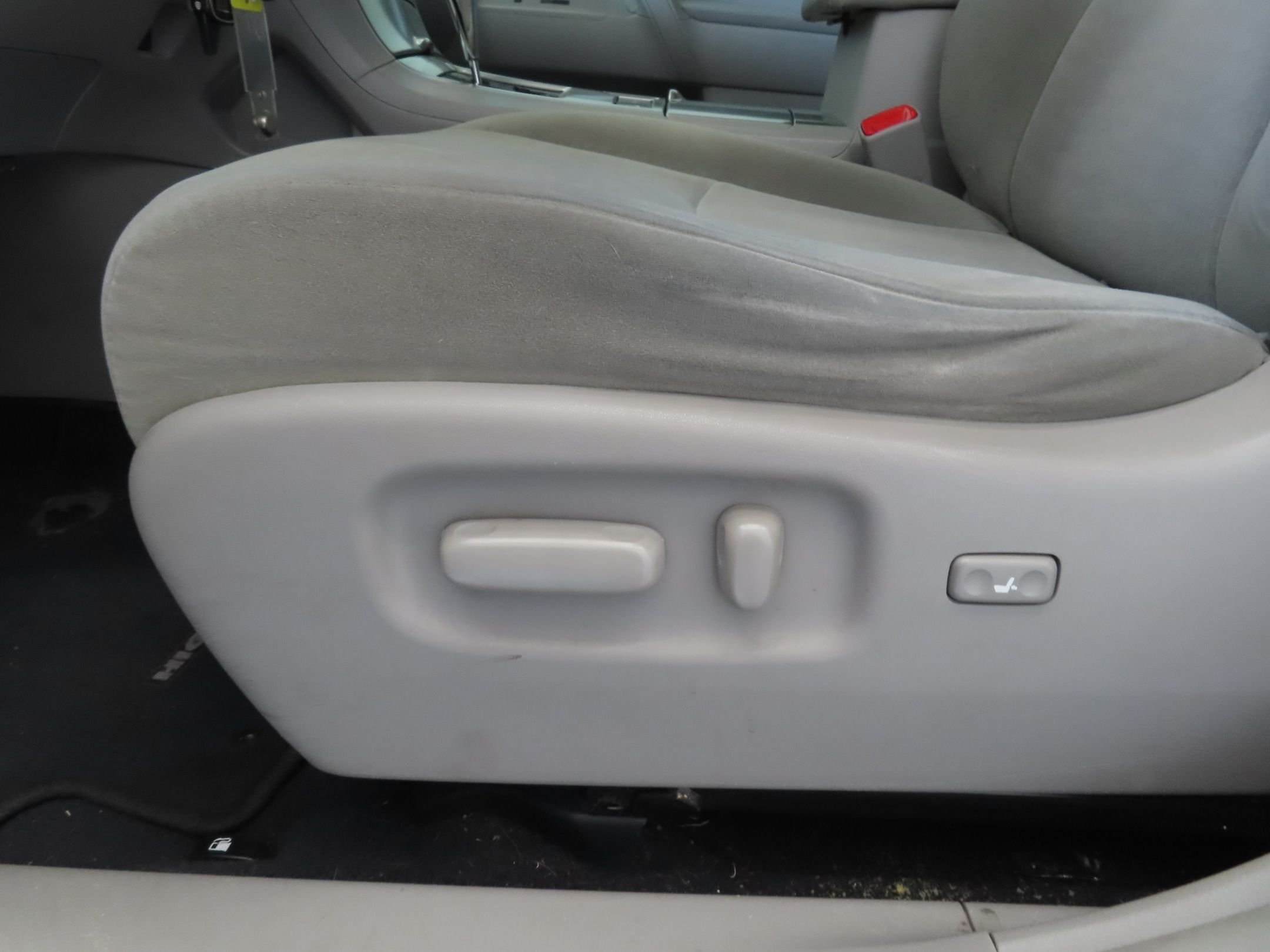 Used 2012 White Toyota Base image 12