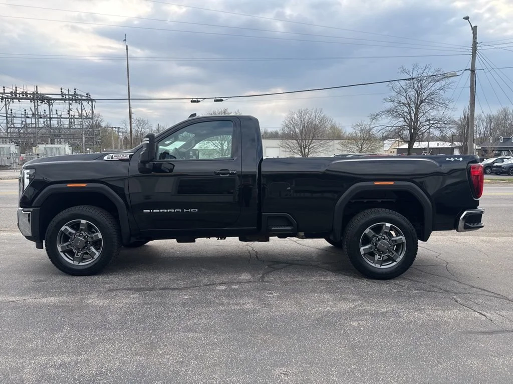 Used 2025 Onyx Black GMC SLE image 4