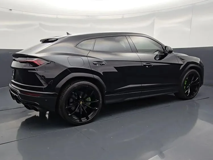 Used 2022  Lamborghini Sport Utility 4D image 7