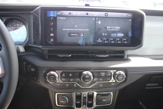 Used 2025 Gray Jeep Sahara image 4