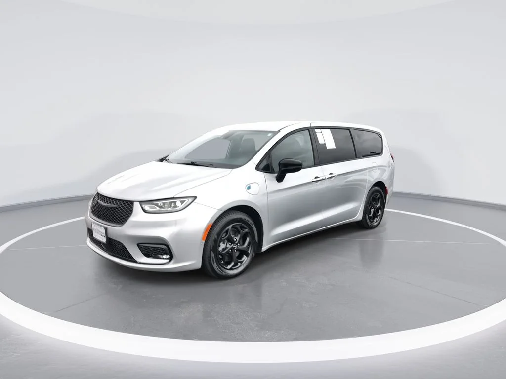 Used 2023 Silver Chrysler Limited image 4
