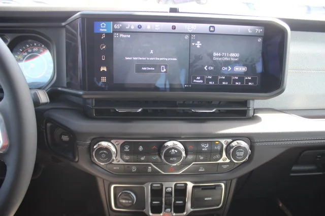 Used 2025 Gray Jeep Sahara image 4