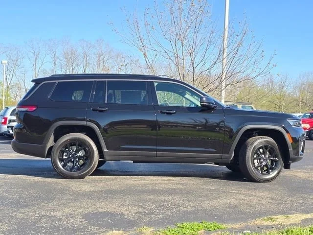 New 2026 Diamond Black Crystal Pearlcoat Jeep Altitude image 30