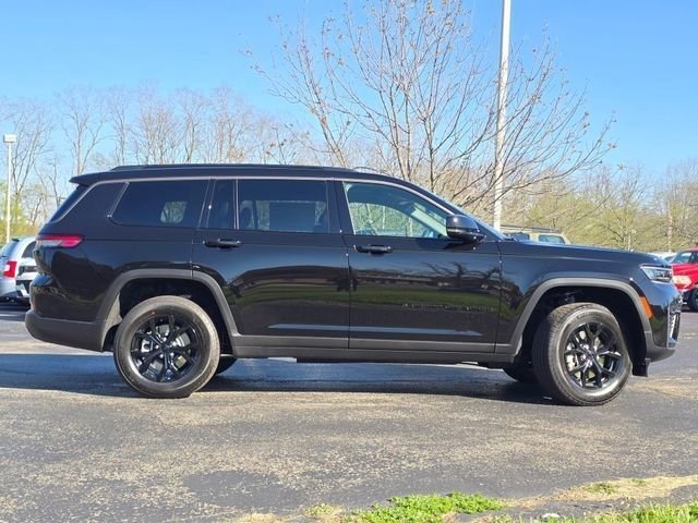 New 2026 Diamond Black Crystal Pearl-Coat Exterior Paint Jeep Altitude image 30