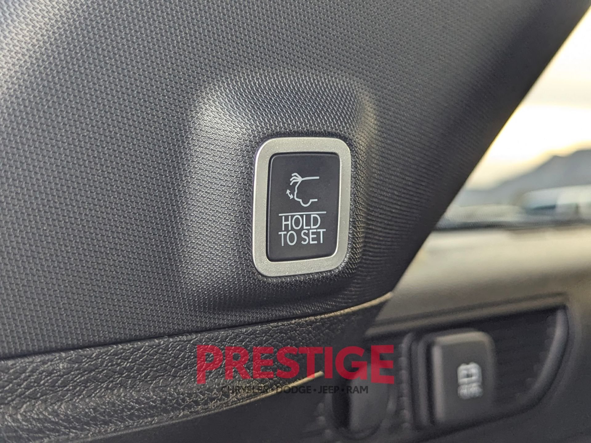 New 2026 Diamond Black Crystal Pearl-Coat Exterior Paint Jeep Altitude image 8