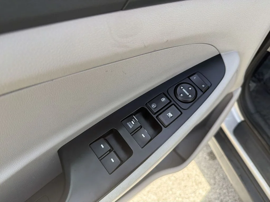 Used 2020 Silver Hyundai SE image 22